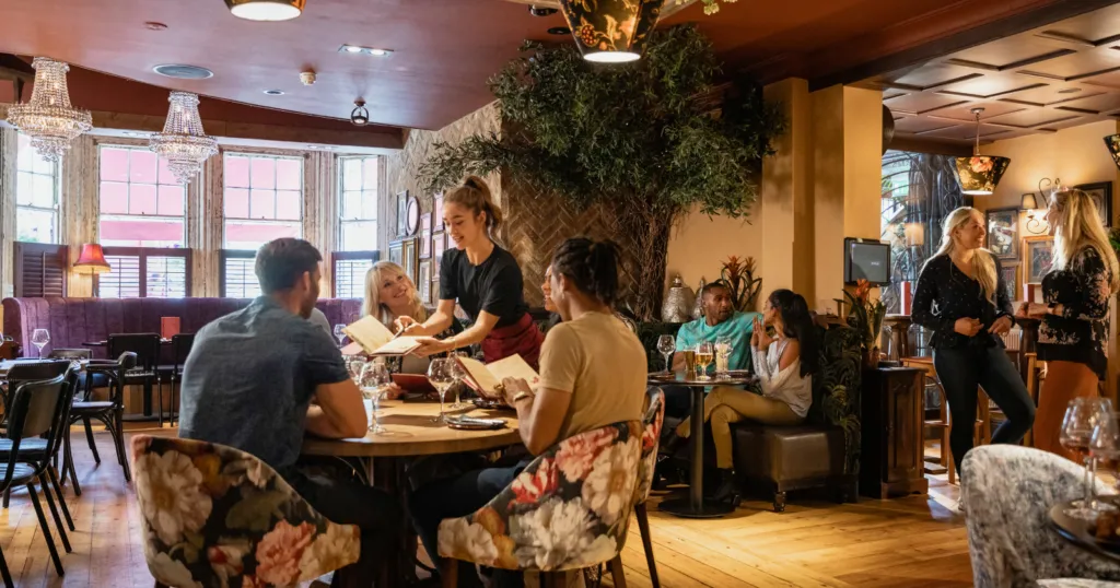 Kleine Geste, große Wirkung: Was das Zurückschieben des Stuhls aussagt